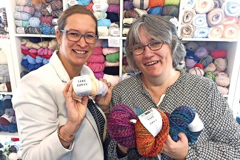 Bad Schwartaus Gleichstellungsbeauftragte Tanja Gorodiski (l.) und „Sticklise“-Inhaberin Ann-Kathrin Wahl-Brüggemann laden als Organisatorinnen zur 3. Stricknacht nach Bad Schwartau ein. (Foto: Veranstalter)