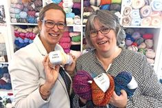 Bad Schwartaus Gleichstellungsbeauftragte Tanja Gorodiski (l.) und „Sticklise“-Inhaberin Ann-Kathrin Wahl-Brüggemann laden als Organisatorinnen zur 3. Stricknacht nach Bad Schwartau ein. (Foto: Veranstalter)