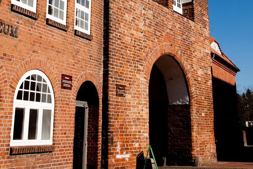Das zeiTTor Museum der Stadt Neustadt befindet sich im alten Kremper Stadttor, Haakengraben 1-6.