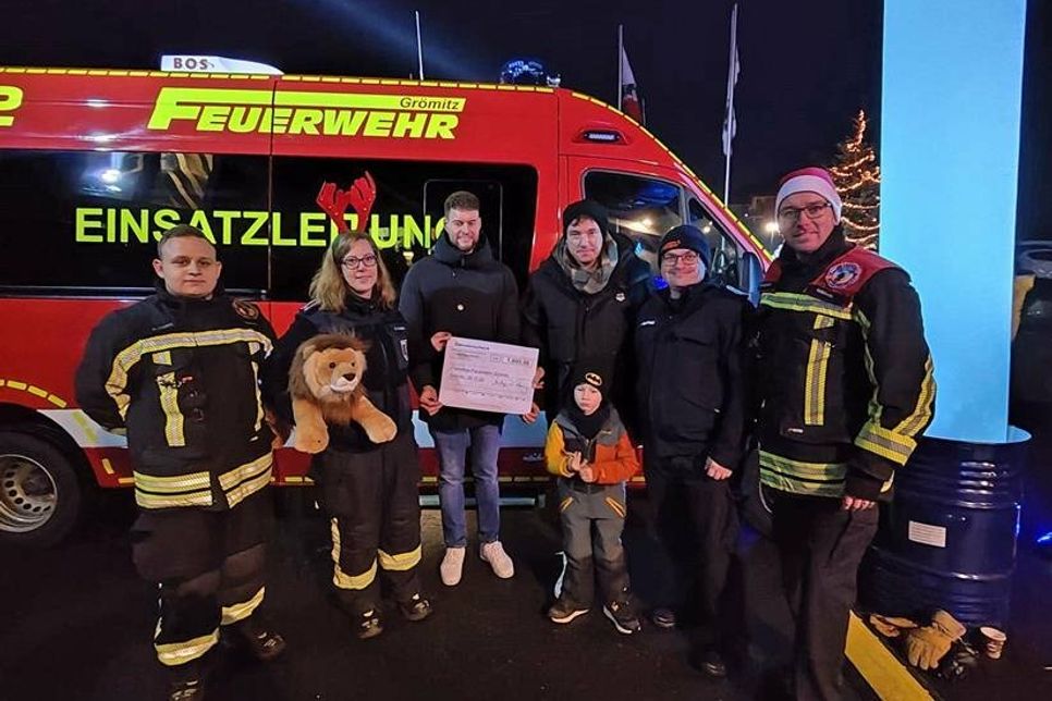 Die Wählergemeinschaft „Bürger in Grömitz“ überreichte eine Spende in Höhe von 1.000 Euro für die Nachwuchsarbeit der Feuerwehr.