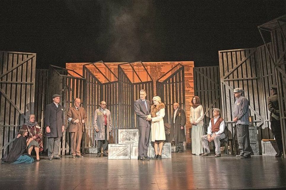 Bei dem Stück „Oskar Schindlers Liste“ schlüpfen die 12 Schauspieler*innen in 27 Rollen. Die Vorstellung ist am Freitag, dem 19. November.