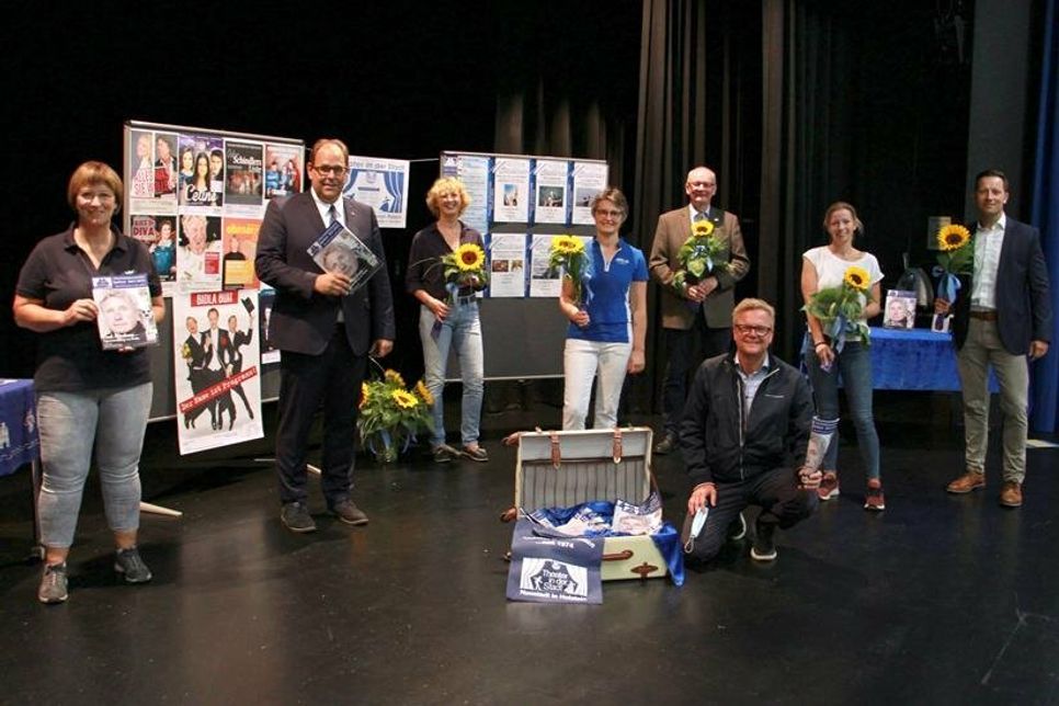 Beate Weidemann vom Kultur-Service der Stadt und Bürgermeister Mirko Spieckermann mit den Theaterpaten: (v. lks.) Sabine Niemann (eska Kaufhaus), Sigrid Hering (Markt-Apotheke), Harald Wiese (Stadtwerke Neustadt), Sven Muchow (Balticum Verlag), Svenja Muchow (Svenja Muchow e.K. „druck &amp; medien“) und Klaus Lademann (Sparkasse Holstein, Filiale Neustadt).