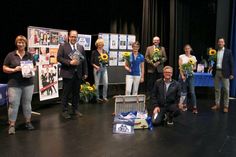 Beate Weidemann vom Kultur-Service der Stadt und Bürgermeister Mirko Spieckermann mit den Theaterpaten: (v. lks.) Sabine Niemann (eska Kaufhaus), Sigrid Hering (Markt-Apotheke), Harald Wiese (Stadtwerke Neustadt), Sven Muchow (Balticum Verlag), Svenja Muchow (Svenja Muchow e.K. „druck &amp; medien“) und Klaus Lademann (Sparkasse Holstein, Filiale Neustadt).