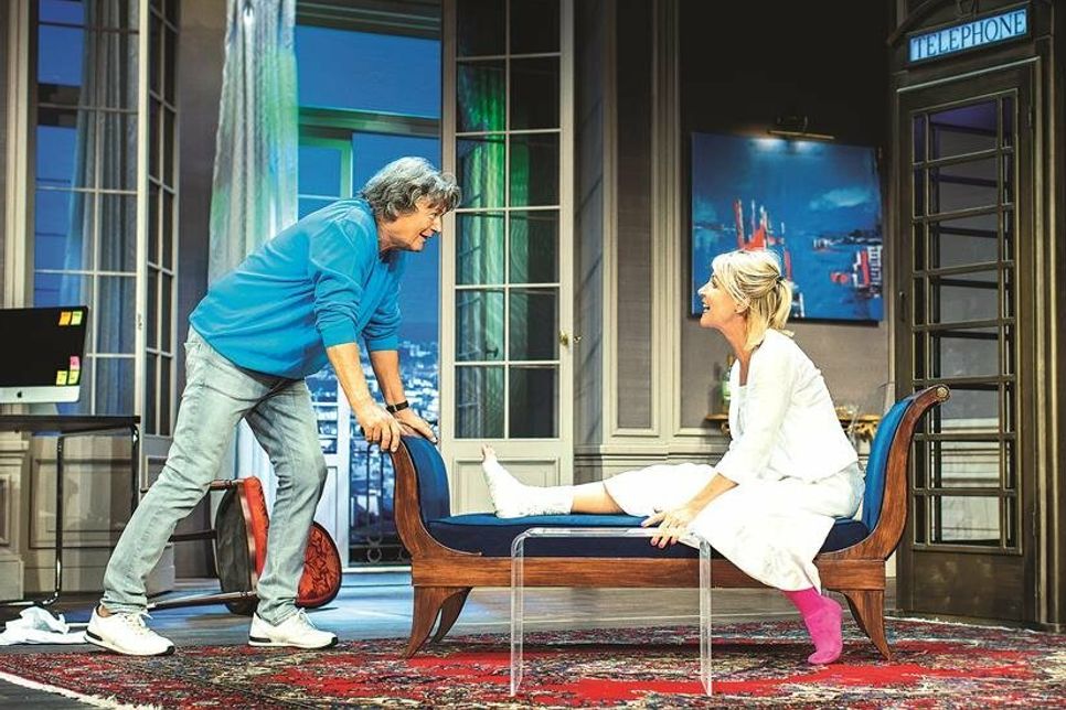 Die Komödie „Alles was Sie wollen“ mit Herbert Herrmann und Nora von Collande läutet die Theatersaison am Freitag, dem 1. Oktober ein.