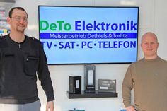 Die Experten für TV, SAT, PC und Telefon: Informationstechnikermeister Ole Dethlefs (lks.) und Informationselektroniker Jasper Torlitz.
