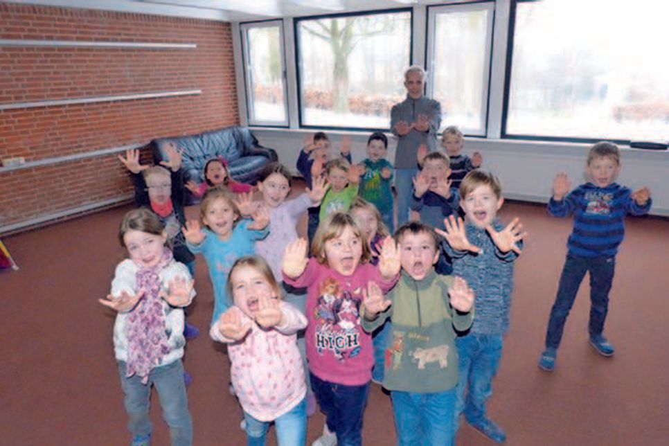 STOPP! Wie sie sich verhalten, wenn jemand ihnen zu nahe tritt, das lernen die Erstklässler der Arnesbokenschule bei Claus-Tomas Angermann in der Gewaltprävention.