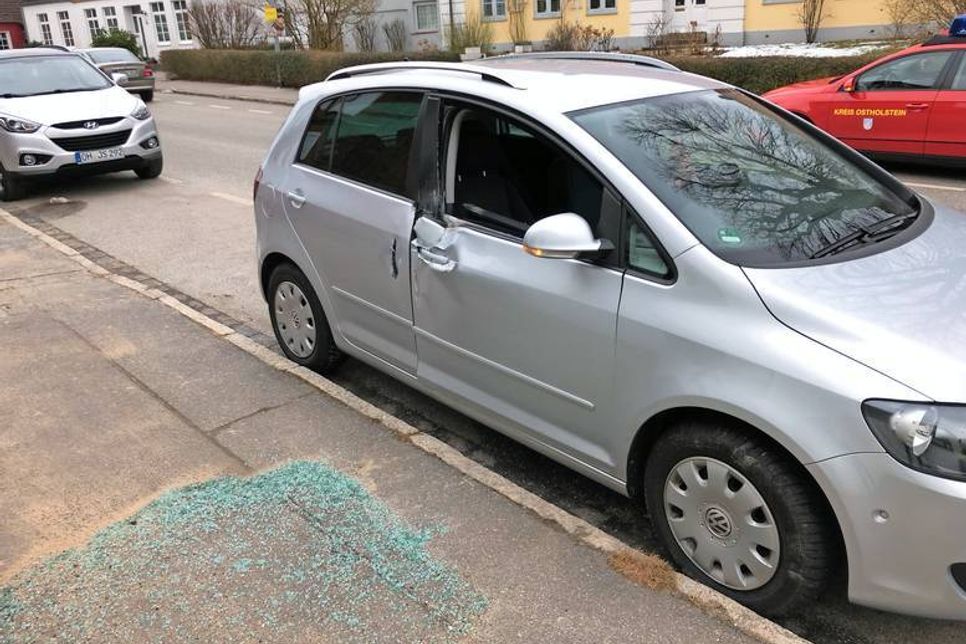 Das beschädigte Fahrzeug gegenüber des Marienhofes.