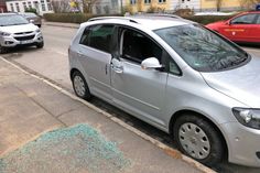 Das beschädigte Fahrzeug gegenüber des Marienhofes.