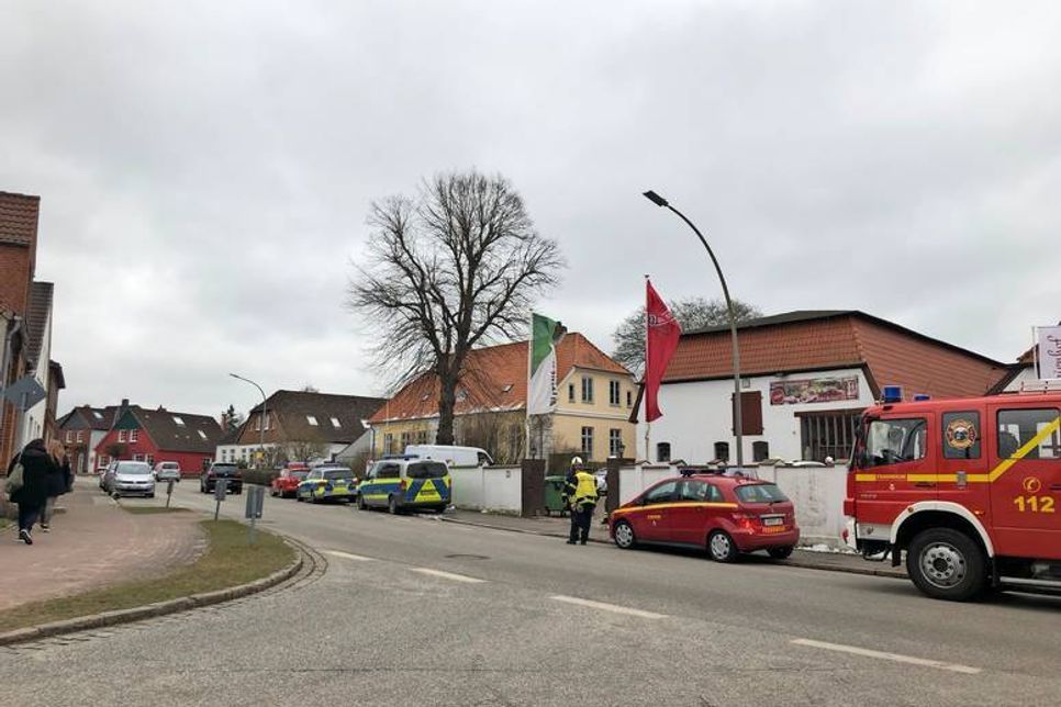 Der Wassertank schoss durch das Dach des Restaurants auf die andere Straßenseite.