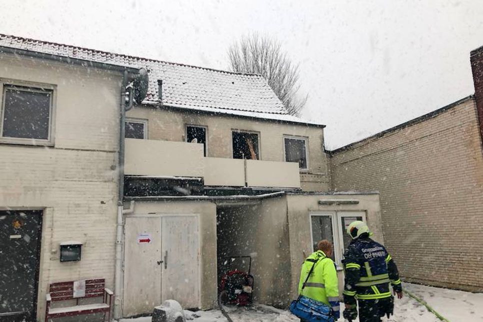 Brandbekämpfung der Feuerwehr im Sozialkaufhaus.