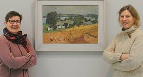 Sigrid Paulsen-McCord (l.), Sabine Behrens und ein typisches Gemälde von Otto Niemeyer-Holstein, das er 1955 gemalt hatte. Es zeigt ein „Dorf am Schmollensee“.
