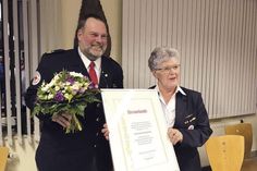 16 Jahre hat Hannelore Paschke den DRK Ortsverband geleitet. Im Rahmen der Jahreshauptversammlung ernannte ihr Nachfolger Dirk Kubat sie zur Ehrenvorsitzenden. (Foto: hfr)