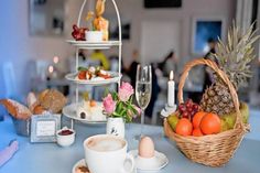 Neujahrsfrühstück im „Glücks“ bei Skispringen, Kunst und Konzert.