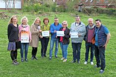 Strahlende Gesichter bei der Spendenübergabe mit Beteiligten und Unterstützern.