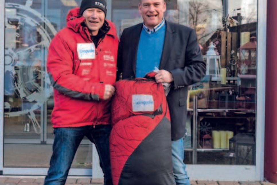 Wolfgang Kulow (lks.) erhielt von Matthias Schneider vor dem Wettkampf einen Daunenschlafsack vom Kaufhaus Stolz in Burg auf Fehmarn.