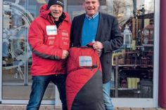 Wolfgang Kulow (lks.) erhielt von Matthias Schneider vor dem Wettkampf einen Daunenschlafsack vom Kaufhaus Stolz in Burg auf Fehmarn.