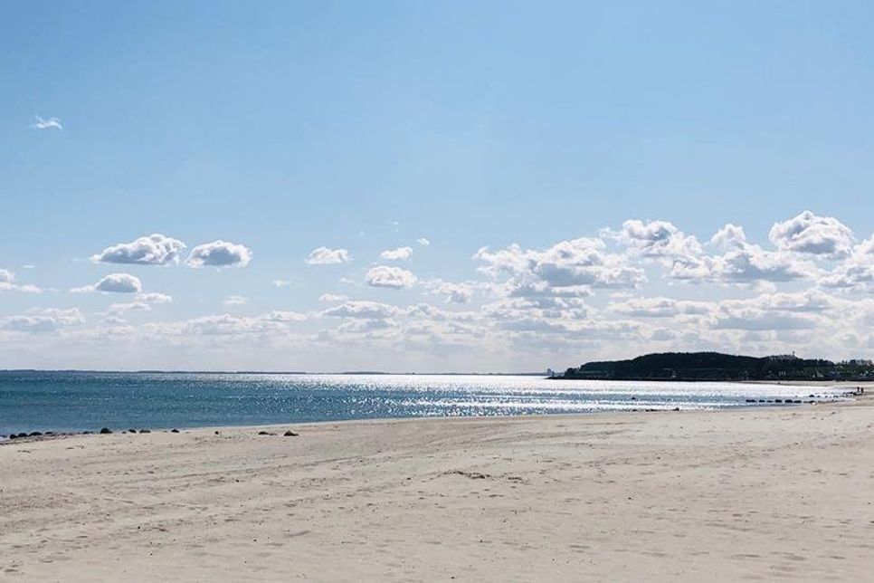 Der wunderschöne breite Strand in Grömitz am Ostermontag noch ohne Strandkörbe.