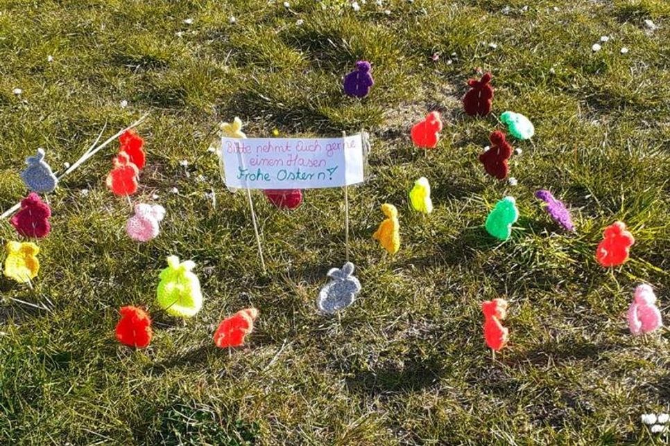 Diese selbst gehäkelten Häschen wurden auf der Wiese in Pelzerhaken entdeckt.