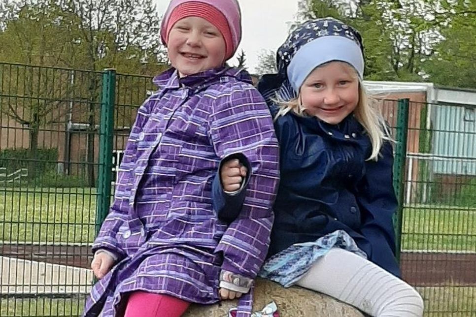 Pauline (lks.) und Lia bei der Feuerwehr Neustadt.