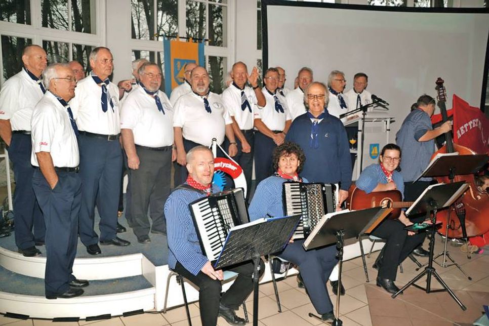Neben dem internationalen Chor „LaTiDo“ sorgte der Shantychor Timmendorfer Strand, der in diesem Jahr sein 110-jähriges Bestehen feiert, unter der Leitung von Henning Rabe für die musikalische Gestaltung des Neujahrsempfangs. (Foto: René Kleinschmidt)