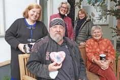 Wolfgang Stolte übergab 1000 Euro für die Hospizarbeit an Annegret Pistol, Erika Weber, Christiane Tesnau und Brigitte Maas.
