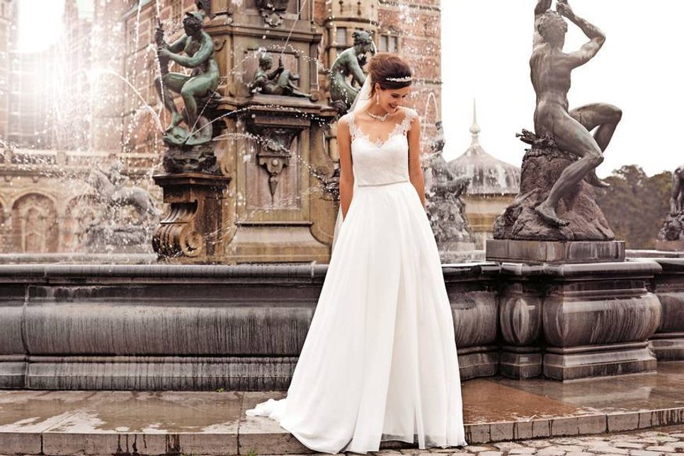 Brautkollektionen mit hauchzarten Designs, die zeitlose Eleganz mit modernen Elementen verbinden und eine duftige Leichtigkeit versprühen. Foto: Lilly/akz-o.