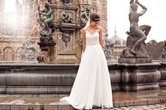 Brautkollektionen mit hauchzarten Designs, die zeitlose Eleganz mit modernen Elementen verbinden und eine duftige Leichtigkeit versprühen. Foto: Lilly/akz-o.
