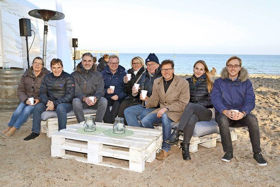 Touristiker aus Timmendorfer Strand, Scharbeutz und Dänemark beim Besuch des "Winter-StrandKlubs" in Timmendorfer Strand. (Foto: René Kleinschmidt)