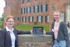 Schulausflüge und Führungen durchs Eutiner Schloss sind derzeit noch nicht möglich – Alena Boje und Frederike Lohmann haben eine digitale Führung durchs Schloss konzipiert, zu der sie Schulklassen herzlich einladen