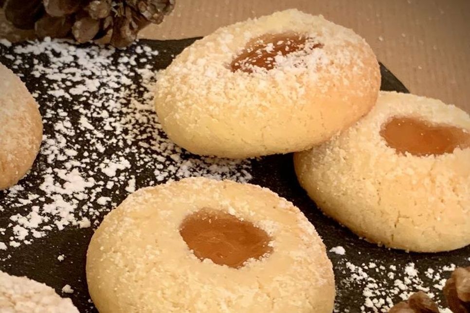 Die Engelsaugen kann man beliebig füllen. Wir haben die norddeutsche Variante mit selbstgekochtem Quittengelee ausprobiert.