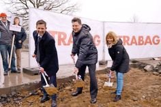 Mit dem ersten Spatenstich gaben Ratekaus Bürgermeister Thomas Keller (l.), Verkehrsminister Reinhard Meyer und die Landtagsabgeordnete Sandra Redmann jetzt den Startschuss für die umfangreiche Baumaßnahme. (Foto: Stefan Setje-Eilers)