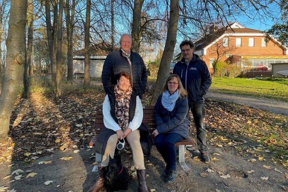 René und Peggy Feuerhan, Wybke Schmidt und Touristikleiter Raymond Kiesbye haben gemeinsam die Hinweisschilder bei den gespendeten Bänken in Kellenhusen angebracht.