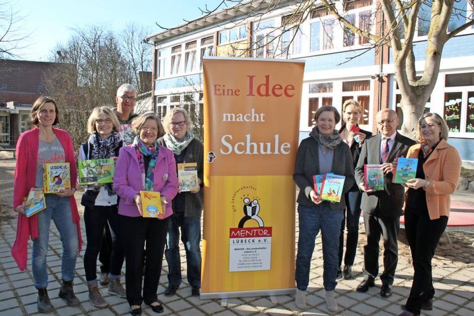 Startschuss für die Leselernhelfer in Neustadt. Aktuell können sechs Kinder gefördert werden. Mit Unterstützung der Bürger-Stíftung Ostholstein konnte Lernmaterial (Bücher, Lesespiele) im Wert von rund 600 Euro angeschafft werden.