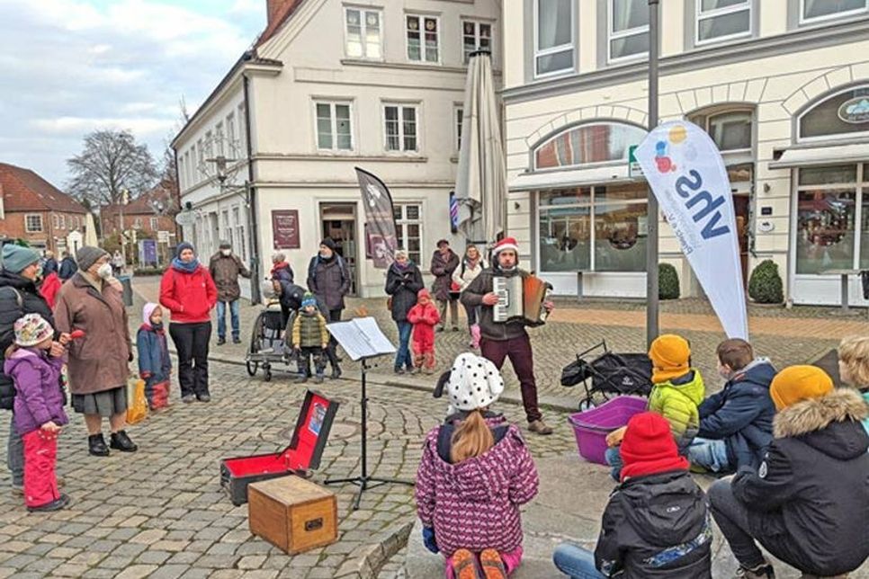 Mit gemeinsam gesungenen, klassischen Weihnachtsliedern stimmten sich Groß und Klein auf dem Preetzer Wochenmarkt auf das Weihnachtsfest ein