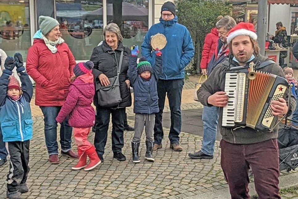 Ordentlich Bewegung für die Lütten gab es außerdem, bei den turbulenten Mitmachliedern