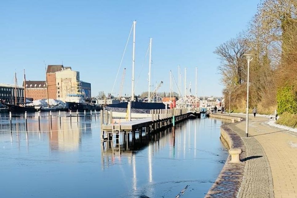 Eine dünne Eisschicht überzog noch am vergangenen Sonntag den Neustädter Hafen.