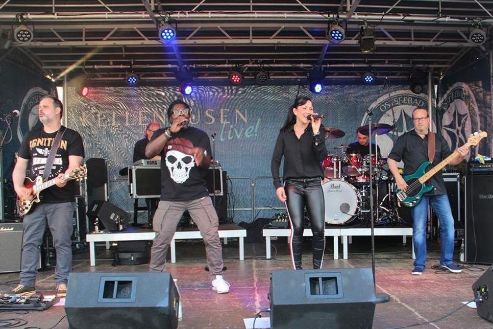 Verbreiteten beste Stimmung mit feinstem Funk und Soul: die Musiker der Band „Revolution“.