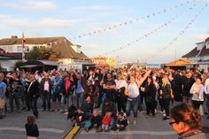 Viele Besucher genossen das Konzert und die Abendsonne auf dem Seebrückenvorplatz.