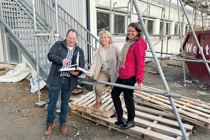 Objektleiter Dennis Kostrewa erläuterte Bad Schwartaus Bürgermeisterin Dr. Katrin Engeln (r.) und der Fachausschussvorsitzenden Heide Plücker Details zur Einrichtung der neuen Wohncontaineranlage.