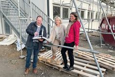 Objektleiter Dennis Kostrewa erläuterte Bad Schwartaus Bürgermeisterin Dr. Katrin Engeln (r.) und der Fachausschussvorsitzenden Heide Plücker Details zur Einrichtung der neuen Wohncontaineranlage.