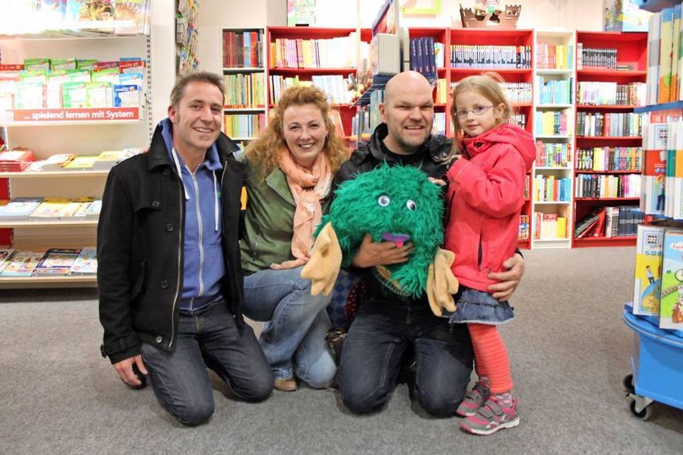 Die Kreativen hinter dem Kinderbuch: Autor Mike Schultz mit Tochter Lilly, Illustratorin Sabine Niemann und Musiker Jan Hobrecht (v. re.).