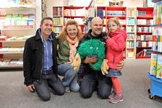 Die Kreativen hinter dem Kinderbuch: Autor Mike Schultz mit Tochter Lilly, Illustratorin Sabine Niemann und Musiker Jan Hobrecht (v. re.).