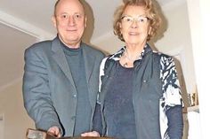 Hans-Peter Klausberger und Elke Gradert mit dem Armsessel von Theodor Petersen von 1925.