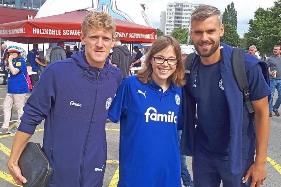 Leserin Valena mit dem noch verletzten van den Berg (l.) und Thesker.