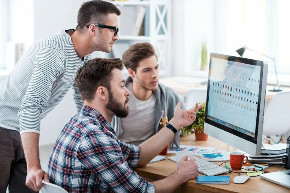 Fachkräfte werden in der IT-Branche händeringend gesucht. Für Quereinsteiger und Arbeitssuchende eröffnen sich mit einer Weiterbildung gute Berufschancen. Foto: djd/Digital Career Institute/G-Stock Studio/Shutterstock