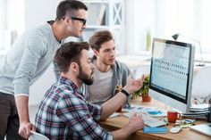 Fachkräfte werden in der IT-Branche händeringend gesucht. Für Quereinsteiger und Arbeitssuchende eröffnen sich mit einer Weiterbildung gute Berufschancen. Foto: djd/Digital Career Institute/G-Stock Studio/Shutterstock