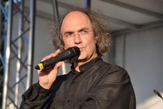 Bernd Ruf ist Professor für Popularmusik und hat die Leitung für die alljährliche Musikrevue der Studenten der Musikhochschule Lübeck. (Foto: René Kleinschmidt)