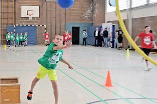 Die Extratrainingsstunde des Bosauer SV sorgt nicht nur für fröhlich-ausgeglichene Schulkinder, sondern weist auch den Weg zum Vereinssport.