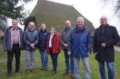 Vor der Pfarrscheune, die künftig auch ganzjährig als „Kunstscheune“ für Kreativität und als Ort des Austausches genutzt werden könnte: Pastor Jörg Reimann, Pastor i. R. Arnd Heling, Architekt Dr. Heiko Seidel, stellvertretende Bürgermeisterin Angela Hüttmann, 2. stellvertretender Bürgermeister Michael Schumacher sowie der Vorsitzende Horst Weppler und Regionalmanager Günter Möller von der AktivRegion Schwentine-Holsteinische Schweiz (v. lks.).