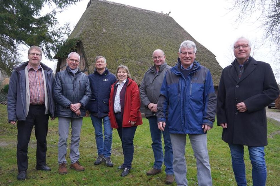 Vor der Pfarrscheune, die künftig auch ganzjährig als „Kunstscheune“ für Kreativität und als Ort des Austausches genutzt werden könnte: Pastor Jörg Reimann, Pastor i. R. Arnd Heling, Architekt Dr. Heiko Seidel, stellvertretende Bürgermeisterin Angela Hüttmann, 2. stellvertretender Bürgermeister Michael Schumacher sowie der Vorsitzende Horst Weppler und Regionalmanager Günter Möller von der AktivRegion Schwentine-Holsteinische Schweiz (v. lks.).
